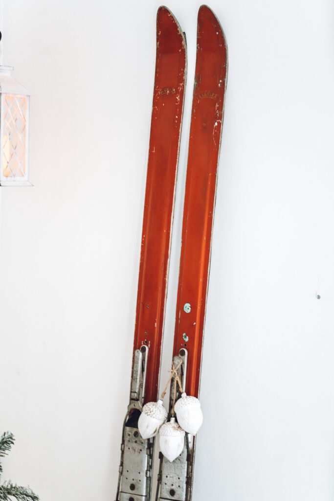 skis vintages rouges