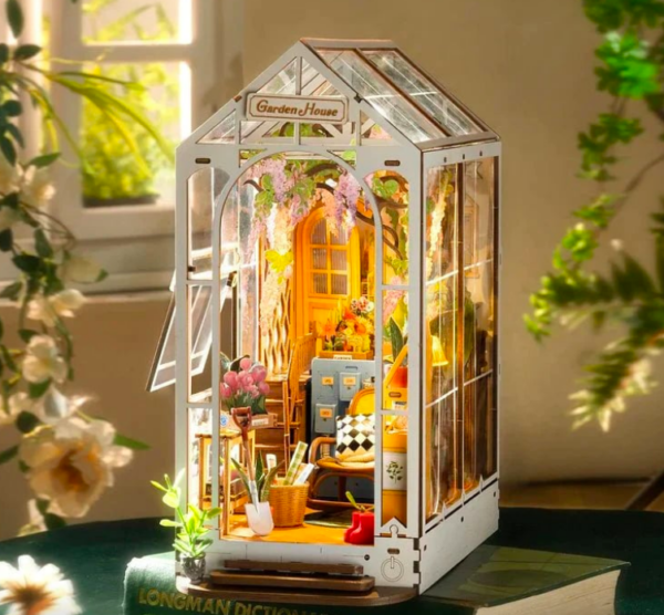 DIY Cosy Miniature - Greenhouse Book Nook